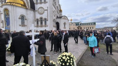 У Кривому Розі попрощались з 15-річними Данилом Нікітським й Аліною Куценко, які загинули 4 квітня. Пару поховали разом У Кривому Розі попрощались з 15-річними Данилом Нікітським й Аліною Куценко, які загинули 4 квітня. Пару поховали разом