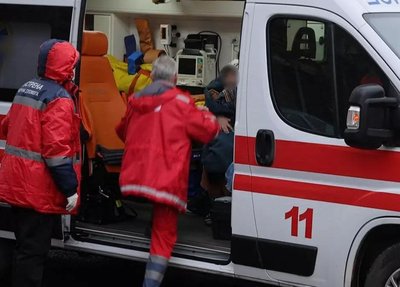 Медики у машині швидкої оглядають стан людей, яких вивели з задимленого приміщення, 9 грудня 2024 року Медики у машині швидкої оглядають стан людей, яких вивели з задимленого приміщення, 9 грудня 2024 року