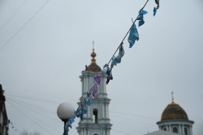 У центрі Сум вивісили 2143 хустинки У центрі Сум вивісили 2143 хустинки