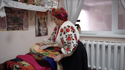 "В Криму за ними була черга": черкащанка колекціонує українські хустки "В Криму за ними була черга": черкащанка колекціонує українські хустки