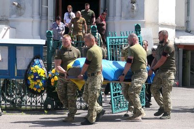 У Глухові Сумської області попрощались з прикордонником Олександром Єрмоленком У Глухові Сумської області попрощались з прикордонником Олександром Єрмоленком