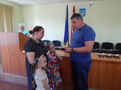 Рідним загиблих військових з Хмельниччини вручили державні нагороди Рідним загиблих військових з Хмельниччини вручили державні нагороди