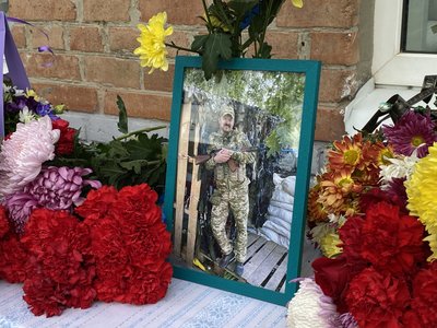 Відкрили у Полтаві меморіальну дошку на фасаді школи №11 Відкрили у Полтаві меморіальну дошку на фасаді школи №11