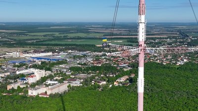 "Це стяг, за який ми воюємо та проливаємо кров": у Вінниці до 10-річчя ССО на телевежі підняли прапор "Це стяг, за який ми воюємо та проливаємо кров": у Вінниці до 10-річчя ССО на телевежі підняли прапор
