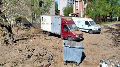 Пошкоджені авто на місці ракетного удару, Слов'янськ, Донецька область, 15 квітня 2024 рік Пошкоджені авто на місці ракетного удару, Слов'янськ, Донецька область, 15 квітня 2024 рік