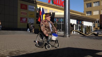 Волонтер із Херсона Григорій Янченко збирає у Житомирі гроші для ЗСУ Волонтер із Херсона Григорій Янченко збирає у Житомирі гроші для ЗСУ