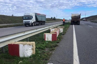 На дорогах Одеської області демонтують перешкоди, що з'явились з початку повномасштабної війни На дорогах Одеської області демонтують перешкоди, що з'явились з початку повномасштабної війни