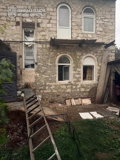 На Вінниччині пошкоджені будинки та школа через атаку РФ На Вінниччині пошкоджені будинки та школа через атаку РФ