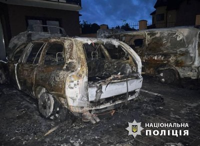 На Київщині затримали молоду пару, яка підпалила автівки військових та волонтерів На Київщині затримали молоду пару, яка підпалила автівки військових та волонтерів