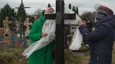 Як прикрашають могильні хрести на Рівненському Поліссі