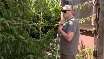Олександр Дарморос у вільний час займається садівництвом Олександр Дарморос у вільний час займається садівництвом