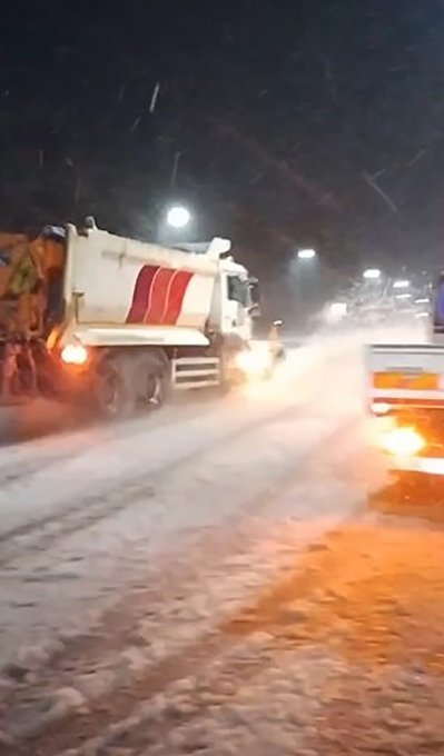 Зниження температури та сніг: на Житомирщині дорожники працювали всю ніч Зниження температури та сніг: на Житомирщині дорожники працювали всю ніч