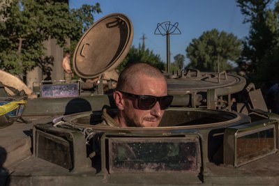 Український військовий чекає в бронетранспортері M113 відправлення на вогневі позиції у Донецькій області, 19 червня 2024 року