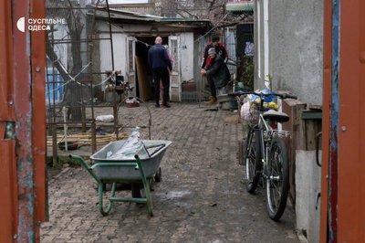Вирва посеред двору, пошкоджені вікна та відрізаний газ: одесити показали будинки, пошкоджені під час атаки "шахедів" Вирва посеред двору, пошкоджені вікна та відрізаний газ: одесити показали будинки, пошкоджені під час атаки "шахедів"