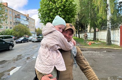 Дочекалася тата з війни: волинський прикордонник після місяців розлуки зустрівся із донькою та дружиною Дочекалася тата з війни: волинський прикордонник після місяців розлуки зустрівся із донькою та дружиною