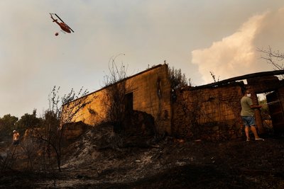 У Південній Європі спалахують лісові пожежі через спеку У Південній Європі спалахують лісові пожежі через спеку
