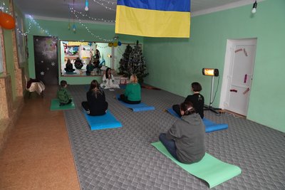 У групах збирається до 10 людей. У безпечному просторі у Херсоні проводять безоплатні заняття з йоги У групах збирається до 10 людей. У безпечному просторі у Херсоні проводять безоплатні заняття з йоги