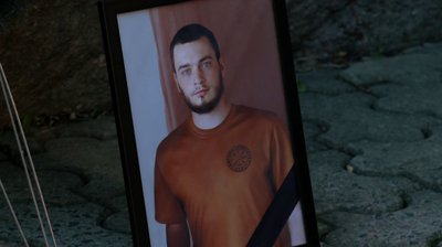 На колінах та з квітами в руках: у Черкасах попрощалися із двома захисниками На колінах та з квітами в руках: у Черкасах попрощалися із двома захисниками