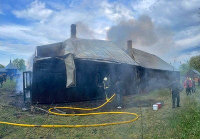 Вогонь знищив дах, вікна та речі: у селі на Волині згоріла господарська споруда Вогонь знищив дах, вікна та речі: у селі на Волині згоріла господарська споруда