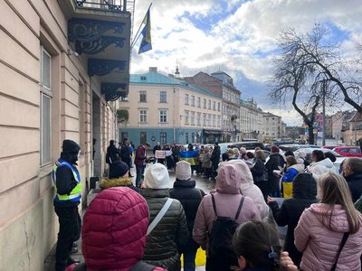 "Спочатку дрони, потім стадіони": учасники мітингу зібралися біля Львівської облради