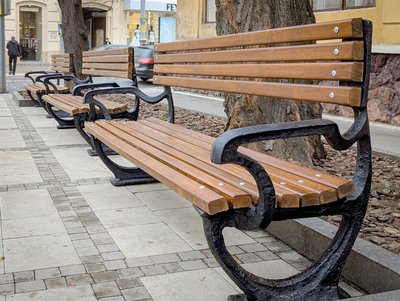У Чернівцях відреставрували старі лавки та встановили біля пам'ятника солдатам У Чернівцях відреставрували старі лавки та встановили біля пам'ятника солдатам