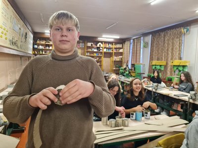 Понад 5 тисяч окопних свічок за 4 роки: старшокласники ліцею №24 Житомира допомагають ЗСУ Понад 5 тисяч окопних свічок за 4 роки: старшокласники ліцею №24 Житомира допомагають ЗСУ