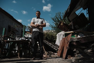 Сергій Жерновський біля пошкодженого будинку Сергій Жерновський біля пошкодженого будинку