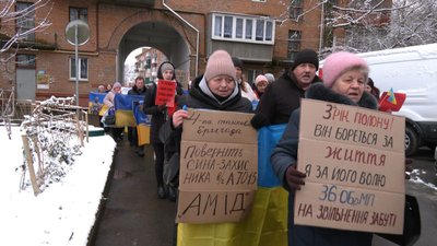 "Молимося за його повернення": у Хмельницькому відбулася 126 акція на підтримку військовополонених "Молимося за його повернення": у Хмельницькому відбулася 126 акція на підтримку військовополонених