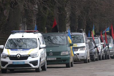 Кортеж, який супроводжує полеглих бійців у Чернівцях Кортеж, який супроводжує полеглих бійців у Чернівцях