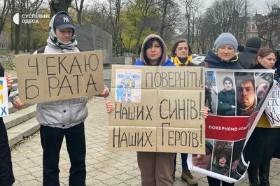 "Спочатку свобода, а потім аміак": в Одесі мітингували родичі військовополонених. ФОТО "Спочатку свобода, а потім аміак": в Одесі мітингували родичі військовополонених. ФОТО