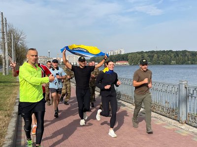 У Тернополі зустріли подружжя американців, які біжать марафон, щоб привернути увагу до України У Тернополі зустріли подружжя американців, які біжать марафон, щоб привернути увагу до України