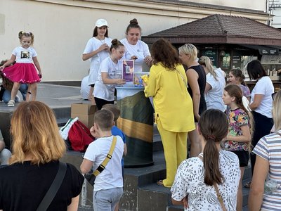 Синьо-жовті фарби: в Ужгороді відбувся патріотичний холі-фест Синьо-жовті фарби: в Ужгороді відбувся патріотичний холі-фест