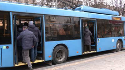 "З терпінням все це переносимо": у Рівному на маршрутах курсує менша кількість тролейбусів "З терпінням все це переносимо": у Рівному на маршрутах курсує менша кількість тролейбусів