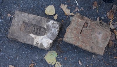 Кераміка, скло, монета 1915 року: що знайшли під колишнім кінотеатром на Соборній у Вінниці Кераміка, скло, монета 1915 року: що знайшли під колишнім кінотеатром на Соборній у Вінниці