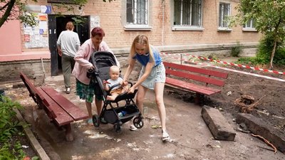 "Не можемо вийти погуляти": у Кропивницькому двір п’ятиповерхівки затоплюють фекалії "Не можемо вийти погуляти": у Кропивницькому двір п’ятиповерхівки затоплюють фекалії