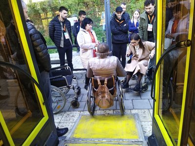 Водії, комунальники, працівники ЦНАПів: у Львові проводять навчання з основ безбар'єрності Водії, комунальники, працівники ЦНАПів: у Львові проводять навчання з основ безбар'єрності
