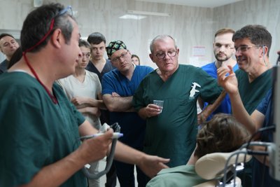 Медики оглядають пацієнтів Медики оглядають пацієнтів