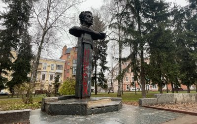У Полтаві демонтують постамент, на якому стояло погруддя Пушкіну У Полтаві демонтують постамент, на якому стояло погруддя Пушкіну