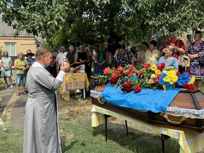 Зустріли на колінах: на Черкащині попрощалися із військовослужбовцем, який помер на Донеччині Зустріли на колінах: на Черкащині попрощалися із військовослужбовцем, який помер на Донеччині