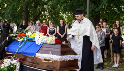 В Ужгороді попрощалися із загиблим захисником Олексієм Журавльовим В Ужгороді попрощалися із загиблим захисником Олексієм Журавльовим