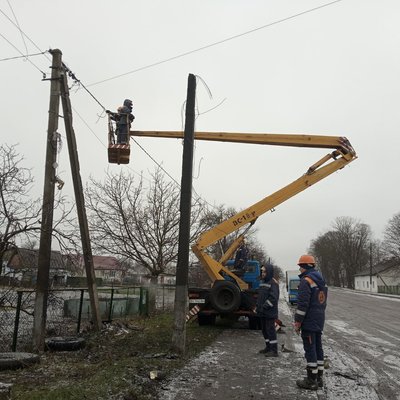 Через ранкову атаку пошкоджені лінії електропередач на одній з вулиць Старокостянтинівської громад Через ранкову атаку пошкоджені лінії електропередач на одній з вулиць Старокостянтинівської громад