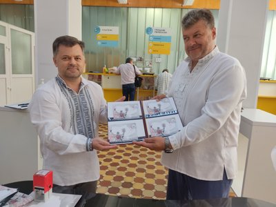Нову поштову марку у Житомирі погасили директор філії АТ "Укрпошта" Дмитро Шулевський та керівник ОВА Віталій Бунечко Нову поштову марку у Житомирі погасили директор філії АТ "Укрпошта" Дмитро Шулевський та керівник ОВА Віталій Бунечко