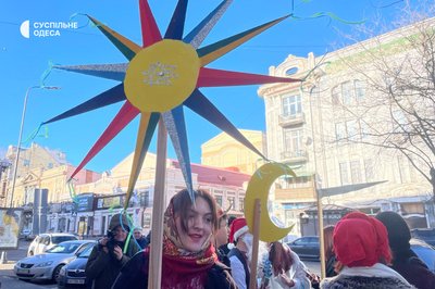 Співали та збирали гроші на ЗСУ: на вулиці Одеси вийшли колядники Співали та збирали гроші на ЗСУ: на вулиці Одеси вийшли колядники