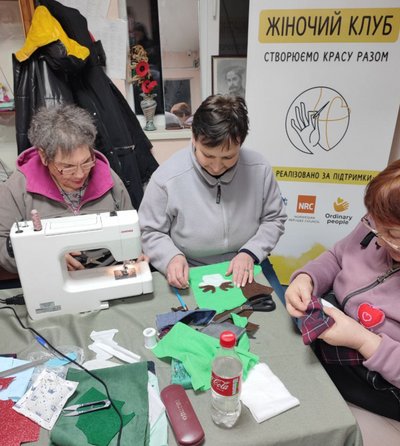 Жінки на уроці шиття у "Жіночому клубі" в Балаклії Жінки на уроці шиття у "Жіночому клубі" в Балаклії