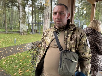 Ліс, каністерапія та поезія: як військові проходять екотерапію на Волині