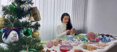 Святкові та не б'ються: черкащанка створює авторські ялинкові прикраси Святкові та не б'ються: черкащанка створює авторські ялинкові прикраси