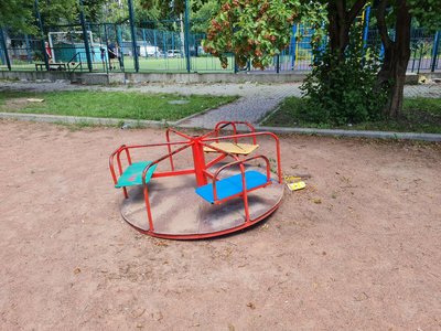 Поламані дитячі майданчики у Житомирі: кому належать та хто має їх ремонтувати Поламані дитячі майданчики у Житомирі: кому належать та хто має їх ремонтувати