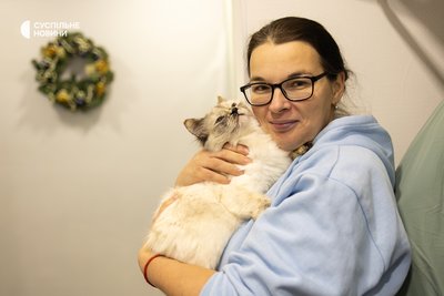 Сину Катерини нещодавно виповнився місяць. Хлопчик, який народився передчасно після ночі одного з наймасованіших російських обстрілів Києва, вже переніс операцію на серці і ще якийсь час має знаходитись в Охматдиті. Катерина їздить до нього щодня Сину Катерини нещодавно виповнився місяць. Хлопчик, який народився передчасно після ночі одного з наймасованіших російських обстрілів Києва, вже переніс операцію на серці і ще якийсь час має знаходитись в Охматдиті. Катерина їздить до нього щодня