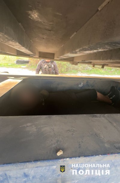 Перевозив військовозобовʼязаного у вантажівці: на Одещині затримали чоловіка Перевозив військовозобовʼязаного у вантажівці: на Одещині затримали чоловіка