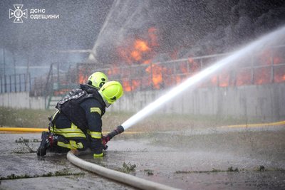 Атака РФ на Одещину: пошкоджено підприємства, 12 автомобілів і резервуари з олією Атака РФ на Одещину: пошкоджено підприємства, 12 автомобілів і резервуари з олією
